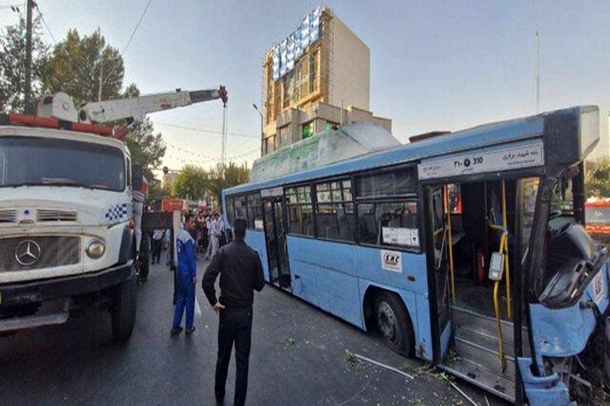 تصادف شدید اتوبوس در میدان شهدا؛ یک نفر فوت و ۸ نفر مصدوم شدند