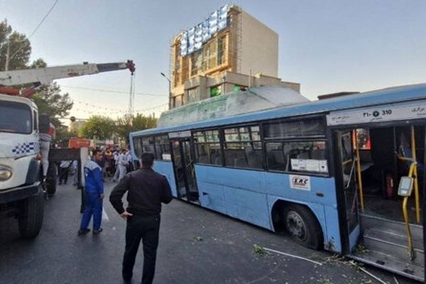 تصادف شدید اتوبوس در میدان شهدا؛ یک نفر فوت و ۸ نفر مصدوم شدند