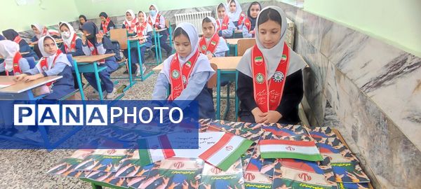 توزیع کتاب « از ایرانمان دفاع می کنیم » در بین دانش‌آموزان پیشتاز مدرسه شهید خاقانی شهرستان شیروان