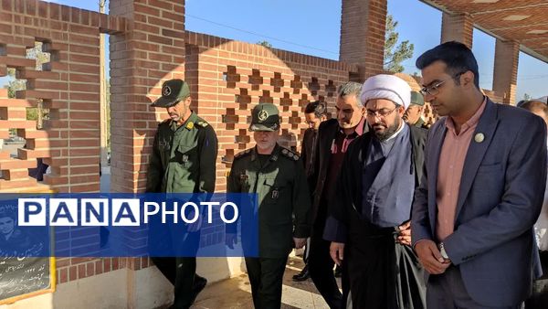 آغاز هفته بسیج دانشآموزی با غبارروبی مزار شهدای جوادالائمه توسط مسئولان و دانشآموزان بسیجی