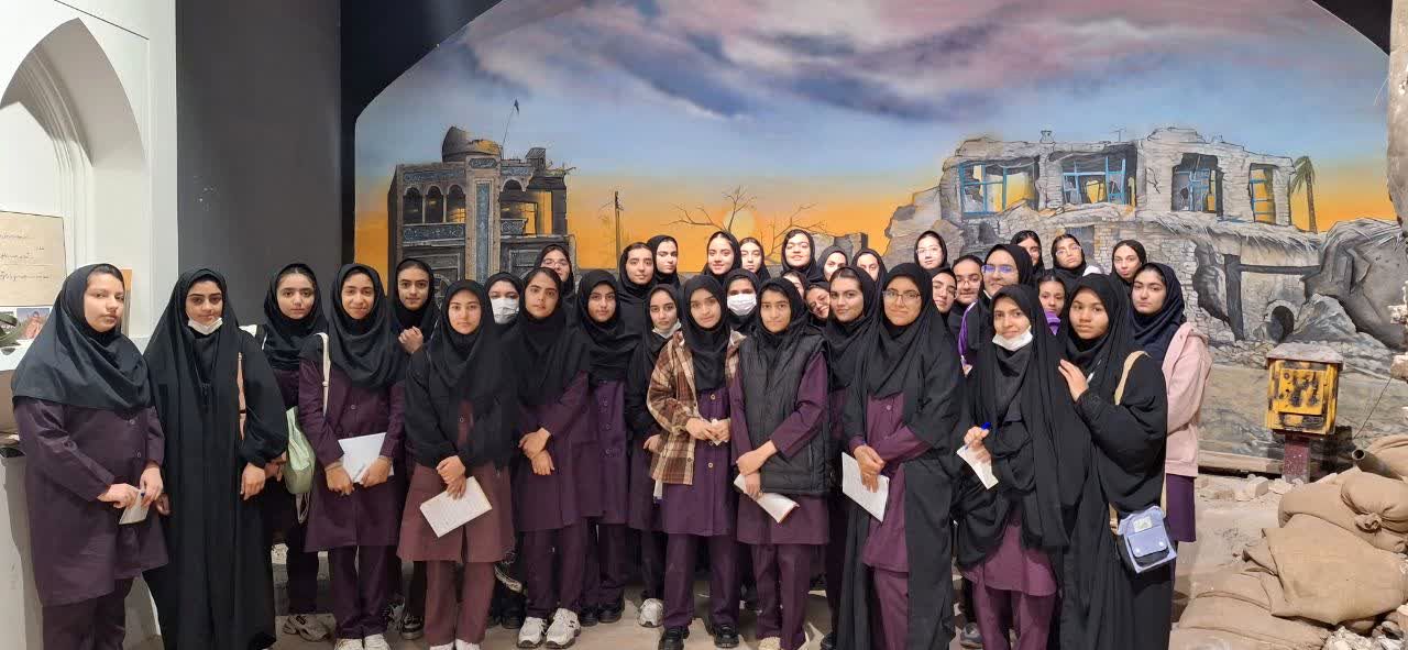 بازدید دانش‌آموزان پایه نهم دبیرستان دخترانه ابویی‌نژاد از موزه دفاع مقدس