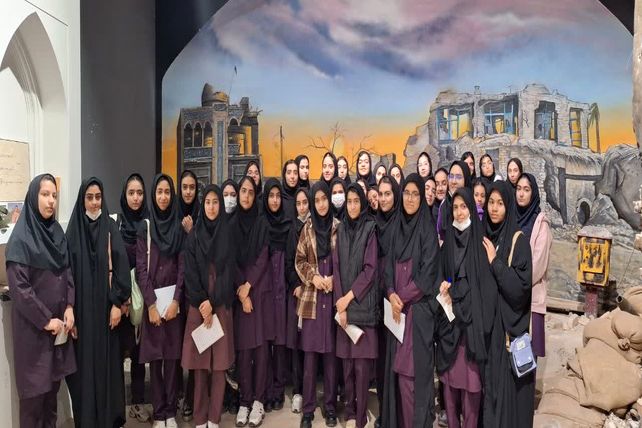 بازدید دانش‌آموزان پایه نهم دبیرستان دخترانه ابویی‌نژاد از موزه دفاع مقدس