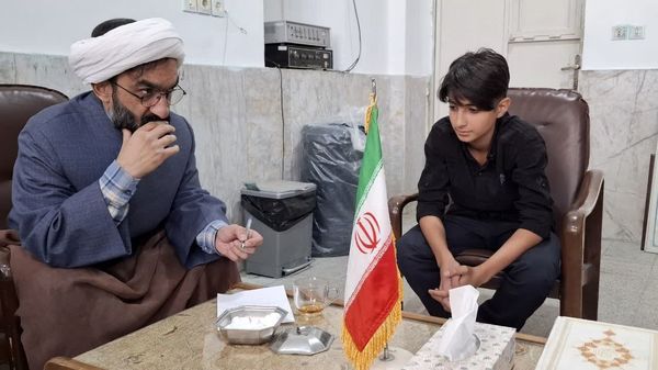 حضور مسئول قرآن و عترت ناحیه یک یزد در صبحگاه قرآنی دبیرستان هفده شهریور