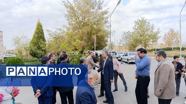 اهدای گل توسط دانش‌آموزان به پرستاران به مناسبت روز پرستار 