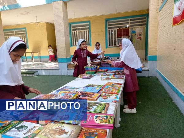 نمایشگاه کتاب در دبستان مریم بندرعباس