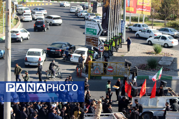 جلوه‌هایی از حضور نوجوانان در مراسم تشییع و خاکسپاری شهدای گمنام