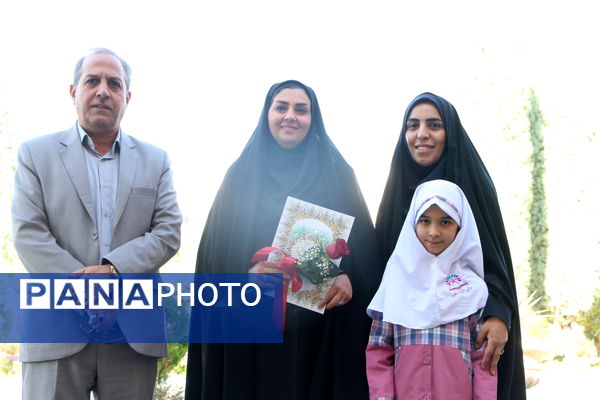 تقدیر دانشآموزان دبستان دخترانه صادقیان یزد از مادر پرستار