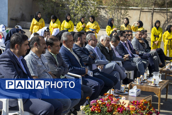 مشعل دوازدهمین دوره المپیادهای ورزشی درون مدرسه‌ای در شهر نیم‌ور روشن شد