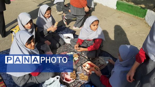 صبح پرانرژی با صبحانه سالم در دبستان نیایش