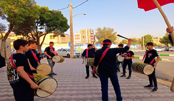 پذیرایی موکب «هیئت مهدی باوران» دبیرستان دخترانه علوم و معارف اسلامی شهرکرد