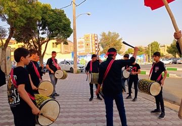 پذیرایی موکب «هیئت مهدی باوران» دبیرستان دخترانه علوم و معارف اسلامی شهرکرد