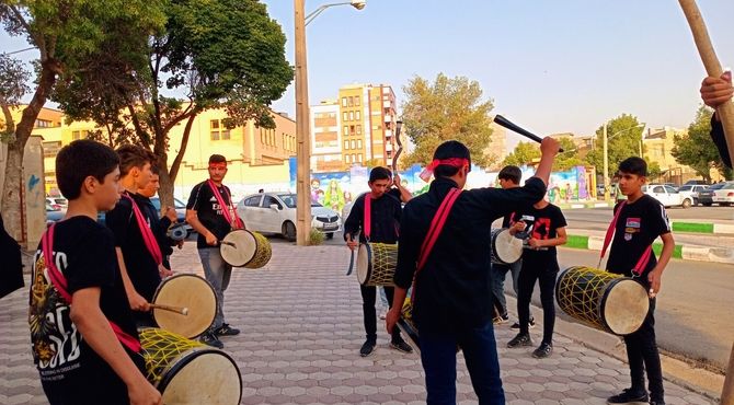 پذیرایی موکب «هیئت مهدی باوران» دبیرستان دخترانه علوم و معارف اسلامی شهرکرد