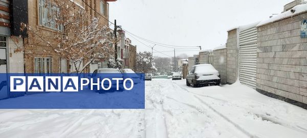 یلدای برفی در اراک؛ مردم با شادی به استقبال جشن یلدا می‌روند