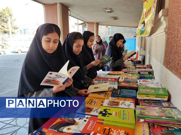  نمایشگاه کتاب به مناسبت هفته کتاب و کتابخوانی در آموزشگاه شهدای معلم ۲