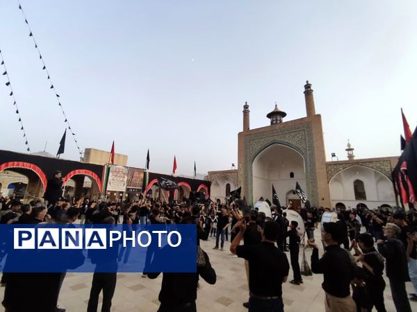 عزاداری زائران و مجاوران حرم مطهر اردهال در شب تاسوعای حسینی