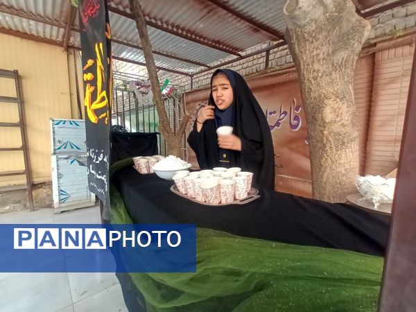 عطر فاطمی در فضای آموزش دبیرستان میرزا جعفر سروقد با برپایی ایستگاه صلواتی 