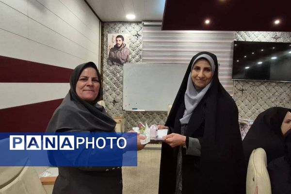 تقدیر از بانوان شاغل در اداره آموزش و پرورش کهریزک 