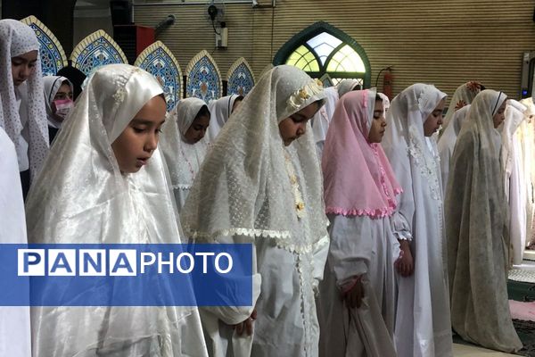 حضور دانش آموزان دبستان هدی یک به مناسبت هفته پیشگیری از آسیب های اجتماعی در مسجد صاحب الزمان (عج) 