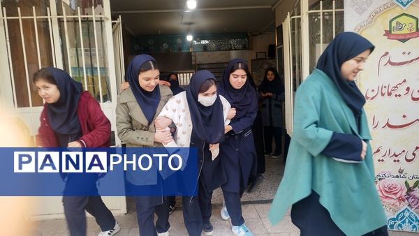 مانور زلزله با صحنه های واقعی در دبیرستان شاهد تکتم