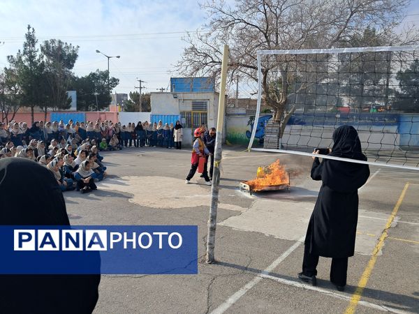 آموزش پیشگیری از مخاطرات چهارشنبه سوری در دبستان سمیه