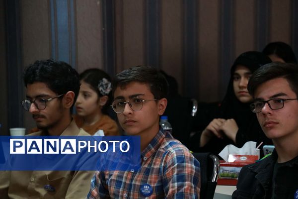 نشست صمیمی دانش‏‌آموز خبرنگاران و نمایندگان مجلس دانش‌آموزی آذربایجان شرقی با علی فلاحتکار
