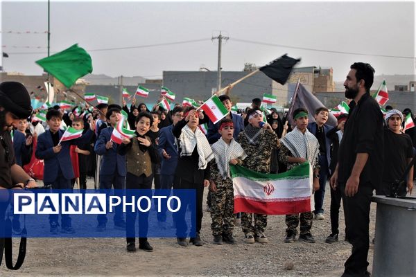 همخوانی گروه‌های دانش آموزی قم در اجرای سرود «ایران بخوان»