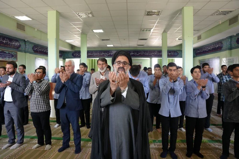 دیدار صمیمی امام جمعه فردیس با معلمان و دانش‌آموزان دبیرستان کاشانی‌پور