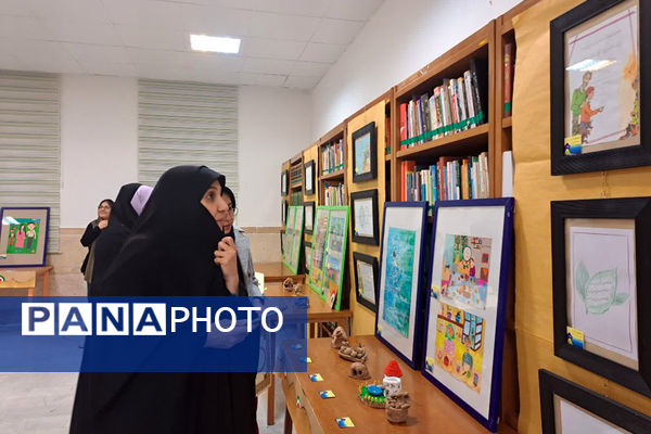 نمایشگاه آثار فرهنگی‌هنری جشنواره «زیر سقف خانه» در قم