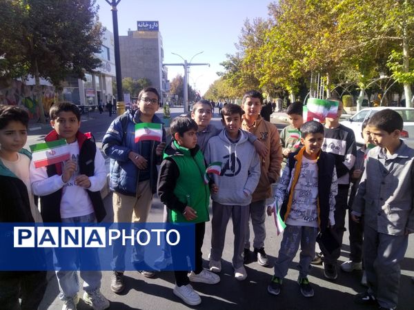 حضور پرشور دانش‌آموزان دبستان پسرانه فضیلت در راهپیمایی یوم‌الله ۱۳آبان 