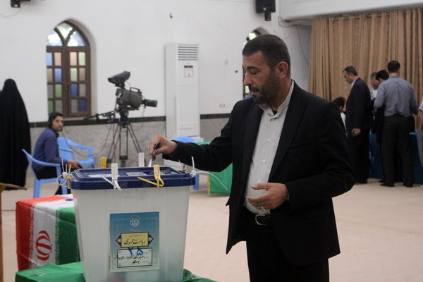 مدیر کل آموزش و پرورش استان بوشهر  رای خود را به صندوق انداخت 