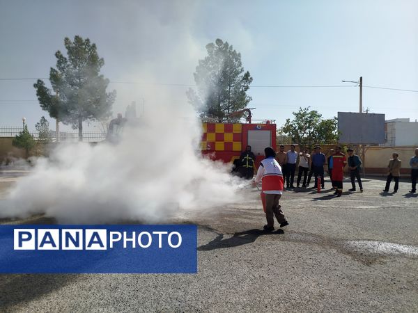 مانور آتش نشانی به مناسبت هفته پدافند غیر عامل در دانشگاه پیام نور کاشمر