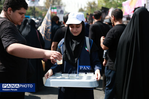 موکب «عشاق‌الحسین» سازمان دانش آموزی در راهپیمایی خانوادگی جاماندگان اربعین حسینی - تهران/ 2