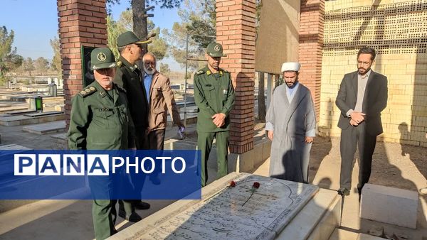 آغاز هفته بسیج دانشآموزی با غبارروبی مزار شهدای جوادالائمه توسط مسئولان و دانشآموزان بسیجی