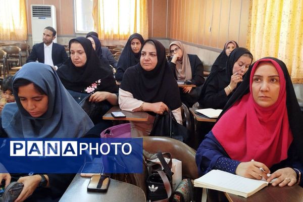 برگزاری کارگاه هوش مصنوعی ، آموزش معکوس و تولیدمحتوا برای سرگروه های آموزشی در ناحیه یک شهرری