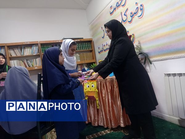 گرامیداشت هفته کتاب و کتابخوانی در مدرسه مهندس رحمانی فرد ناحیه یک مشهد 