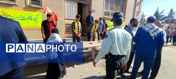 برپایی غرفه‌های سازمان دانش‌آموزی خراسان‌جنوبی در راهپیمایی 13 آبان