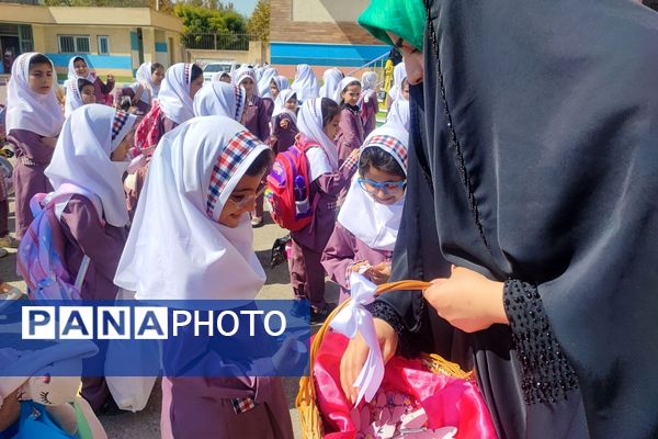 شادی و هیاهوی کودکان در اردوی درون مدرسه‌ای  آموزشگاه ایران ۲ به مناسب هفته ملی کودک 