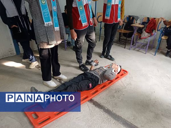 اجرای مانور سراسری زلزله در مدرسه شهید نوری مرزآباد شهرستان خدا آفرین