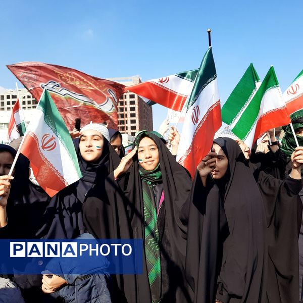 حضور دانش آموزان دبیرستان مهشید مصلی نژاد در راهپیمایی روز دانش آموز 