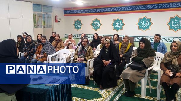 جلسه آموزش خانواده با موضوع فضای مجازی در دبستان پنجم مهر