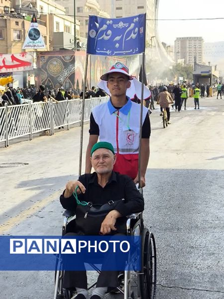 خدمت جوانان هلال‌احمر همدان به زائران رضوی در طرح ملی «قدم به قدم در مسیر بهشت»
