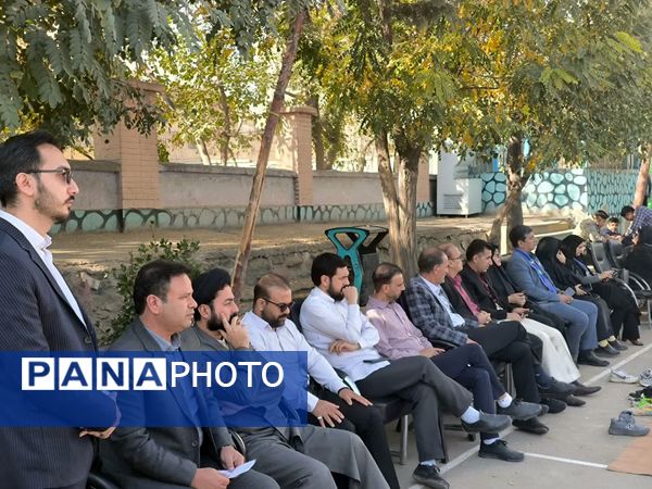 رونمایی از کتاب «روحانی که روحانی نیست» در دبیرستان باقریه