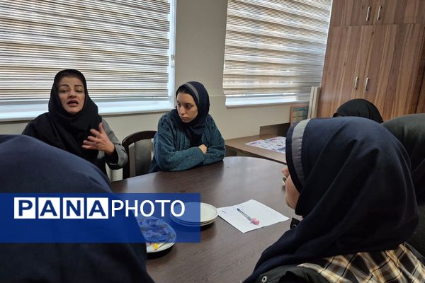  جلسات تمرین نمایش‌نامه‌خوانی در دبیرستان فرزانگان