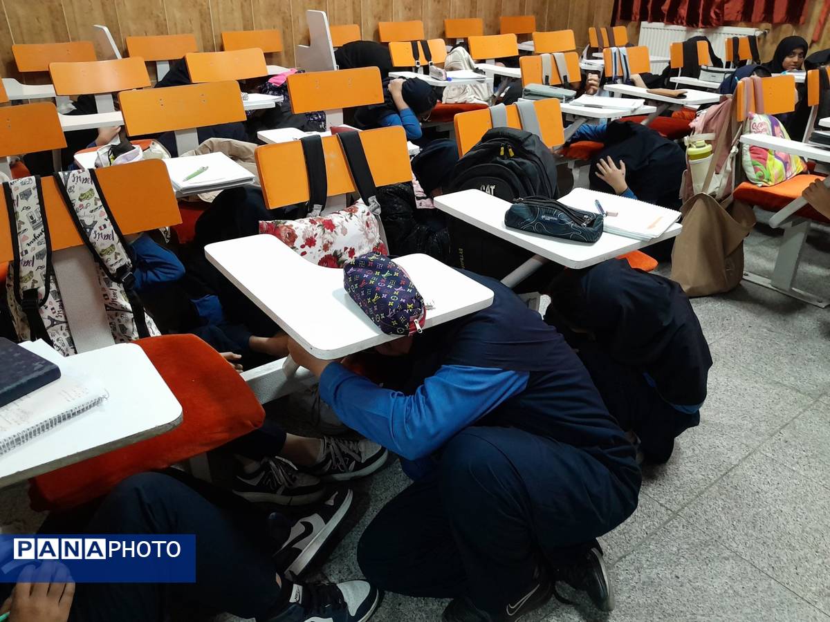  مانور زلزله در مدرسه مصلی نژاد حضرت زهرا(س)