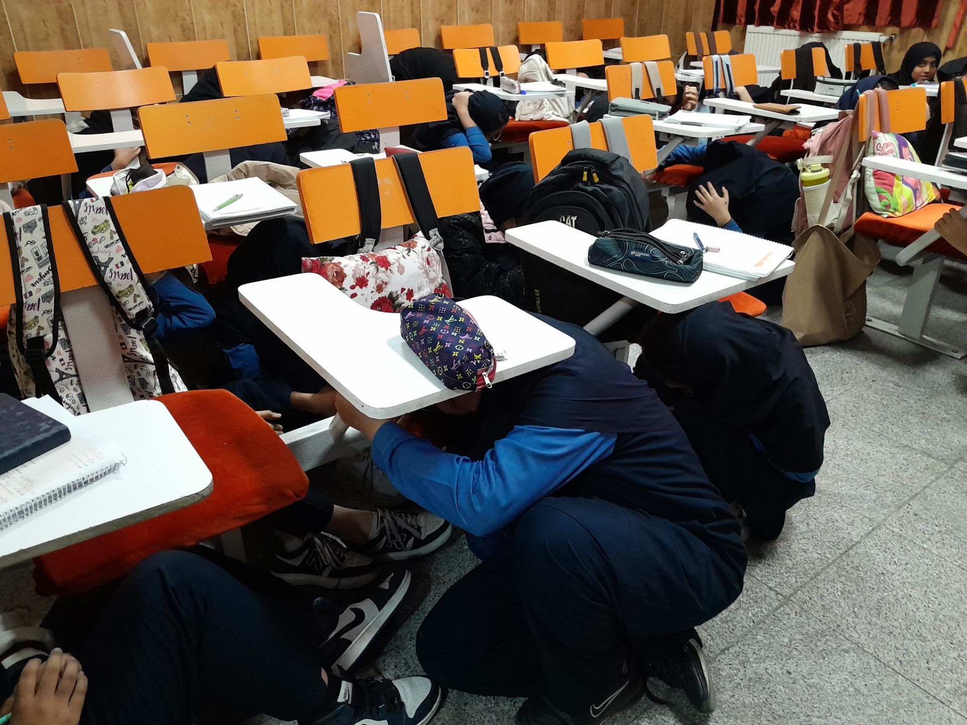  مانور زلزله در مدرسه مصلی نژاد حضرت زهرا(س)