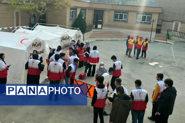 اجرای مانور زلزله با حضور مسئولان در مدرسه استاد مطهری رباط‌کریم