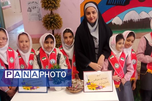 جشن سپیدپوشان مهربانی در مدرسه «بنت الهدی» شهرستان فیروزکوه به مناسبت روز پرستار و ولادت حضرت زینب(س)