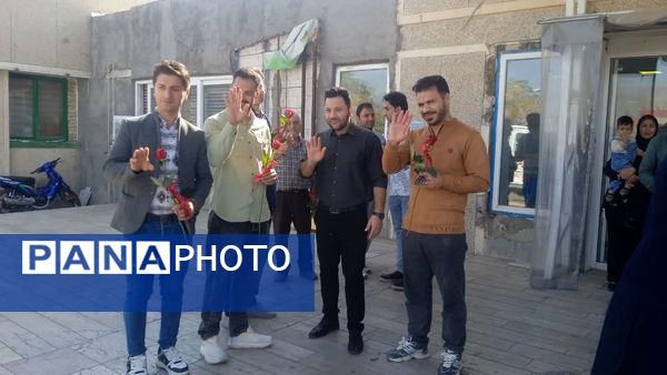 قدردانی پیشتازان دبستان شهید نجفی فدافن از پرستاران بیمارستان حضرت ابوالفضل
