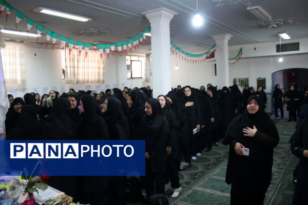 تقدیر از دانش آموزان برتر دبیرستان دخترانه سیداحمد فاتحی یک قم 