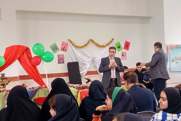 برگزاری جشن یلدا با حضور مسئولان و همکاران در مدرسه ایران و هنرستان کریمی شیرازیها